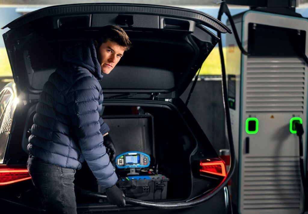 Elektrotechnische Prüfung einer DC-Ladestation mit Messgerät Metrel A 1732