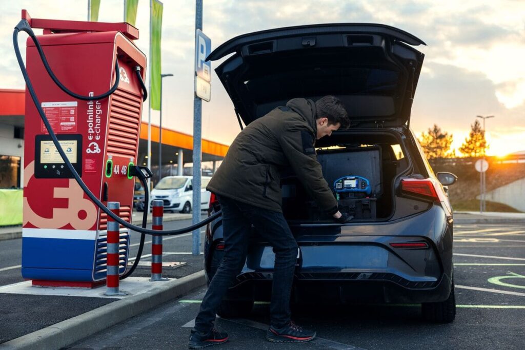 Elektrotechnische Prüfung einer DC-Ladestation mit Messgerät Metrel A 1732
